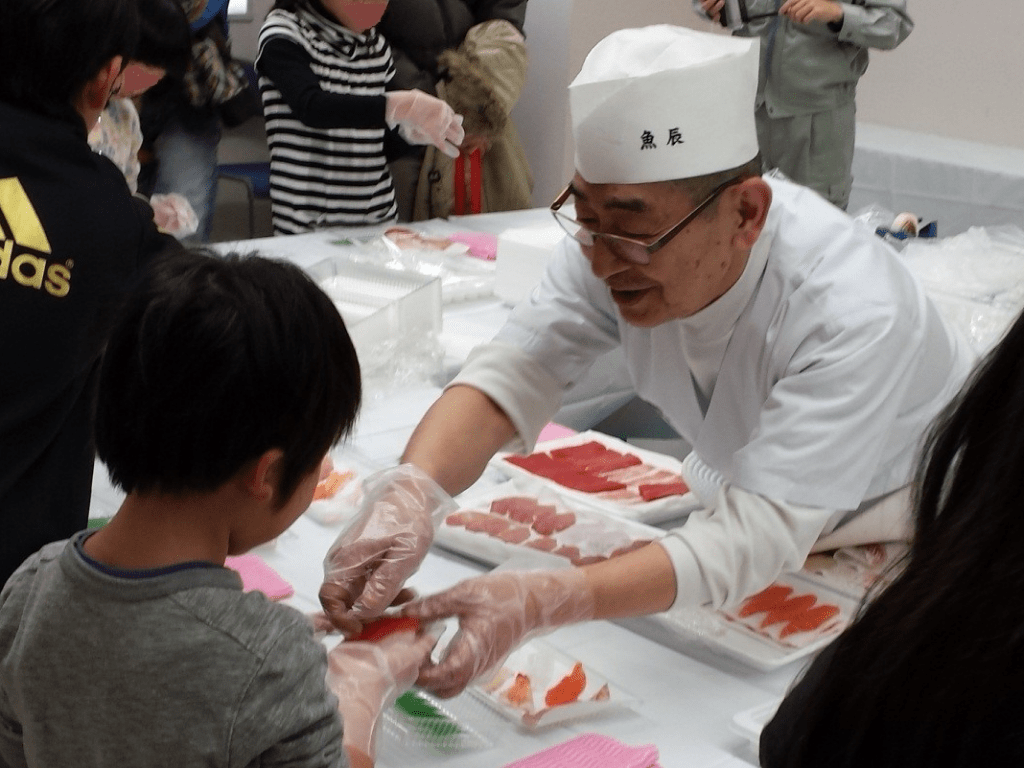 お寿司握り体験の様子