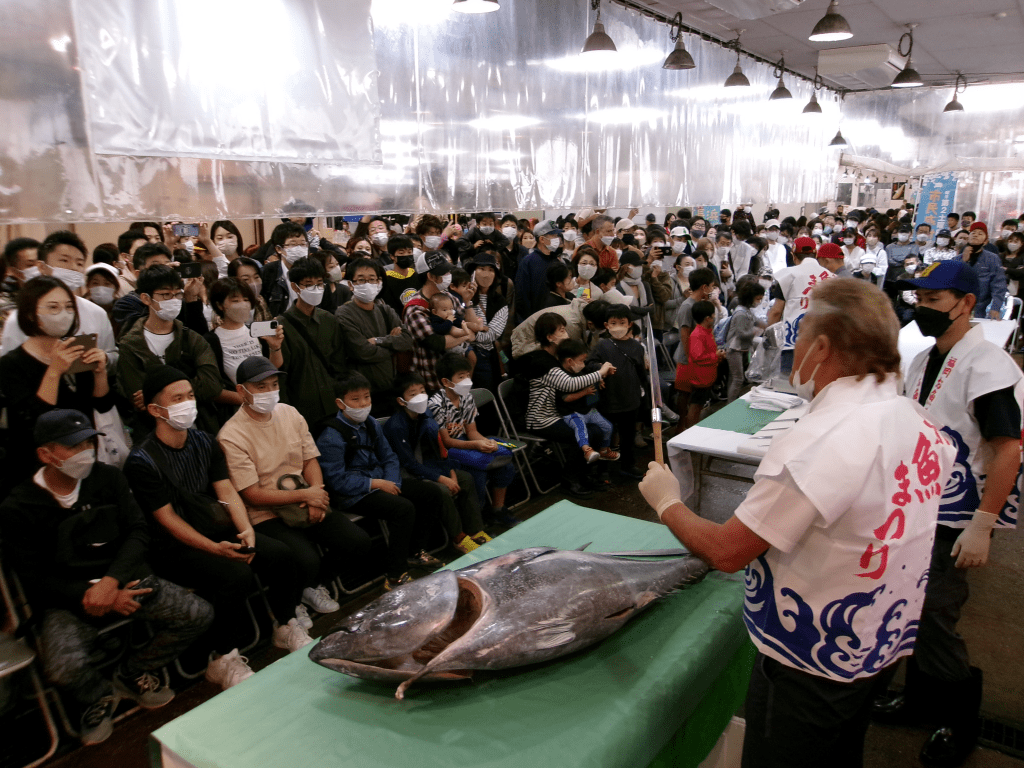 マグロ解体ショーの様子